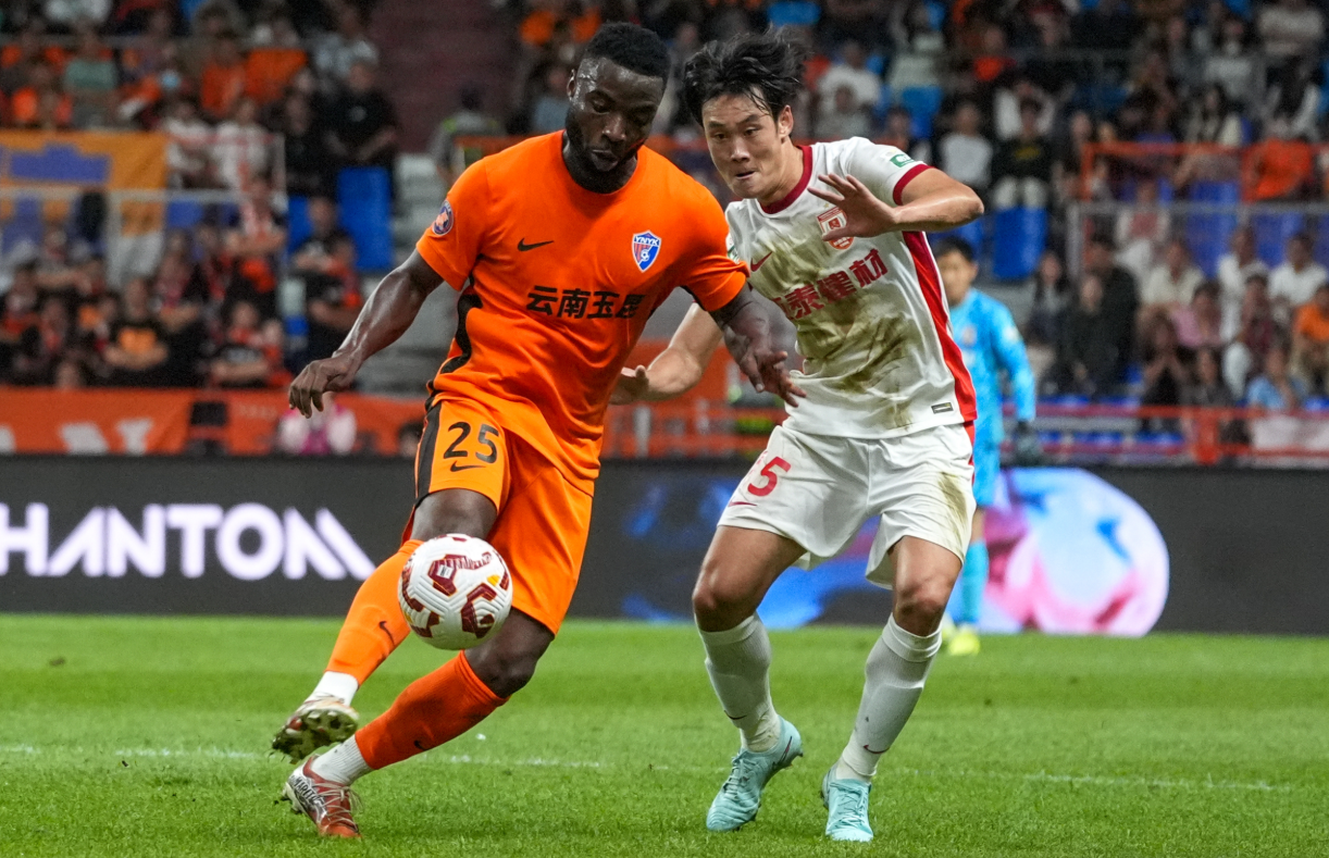 长春亚泰1-1玉昆队遭误判？谭龙禁区踢人，傅明判点球正确吗